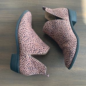 Universal Thread Spotted ankle bootie-Size 8.5